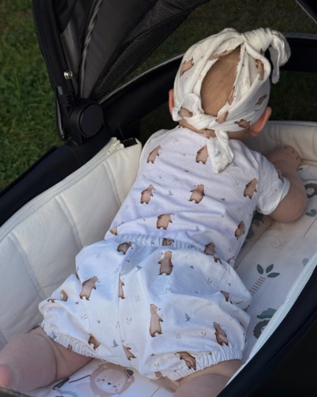 Chustka z daszkiem muślinowa Miś Henry image 4