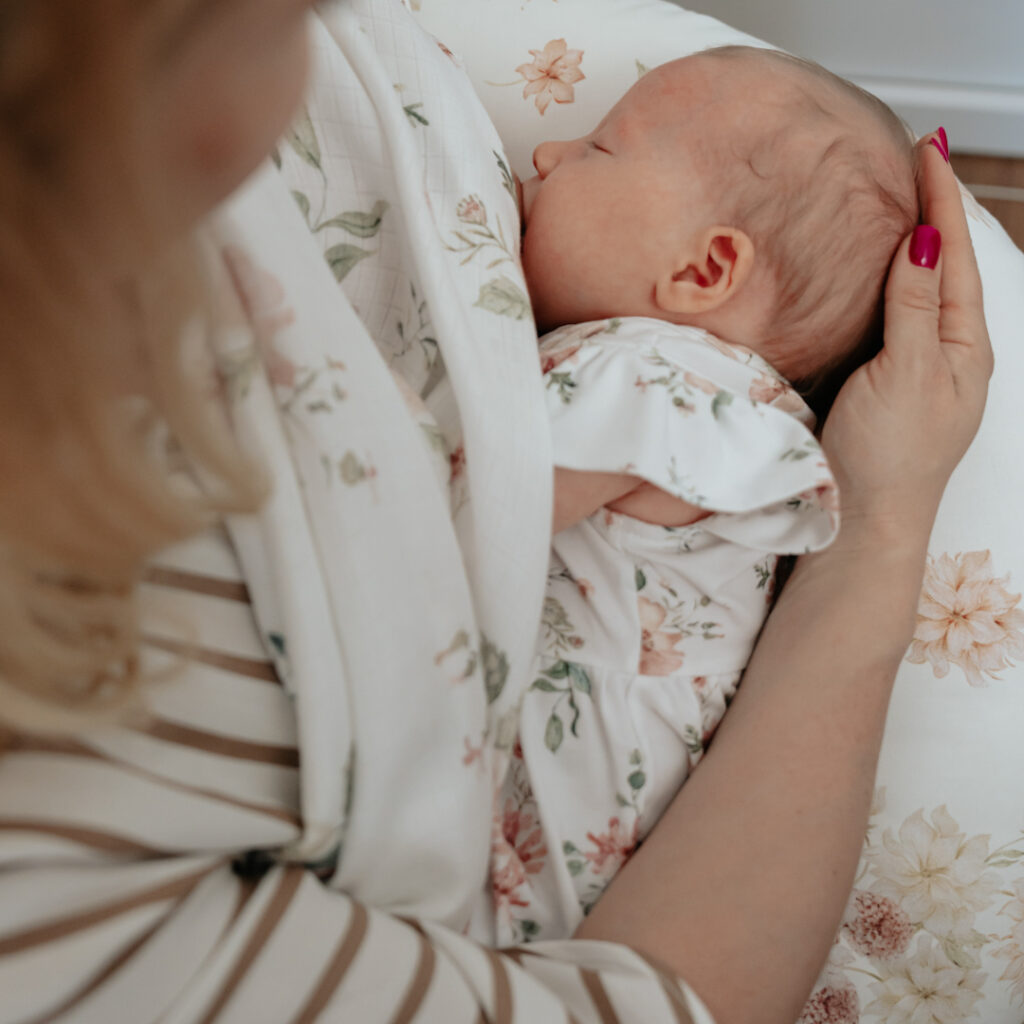 karmienie niemowlaka z poduszką do karmienia