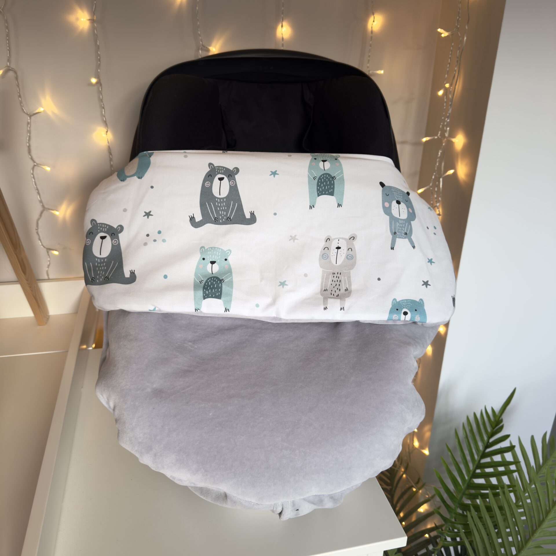 Kocyk do fotelika i wózka/półśpiworek welurowy Pastelowe Misie szare