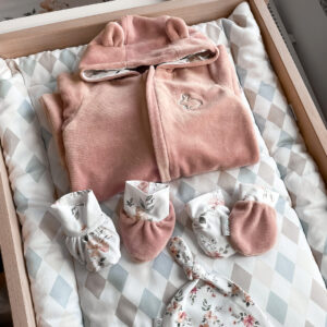 ubranie-dla-niemowlaka-magiczny-ogrod-rekawiczki-buciki-kombinezon