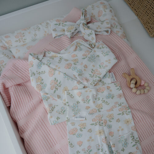 kwiatolaczka-bluzka-i-spodenki-niemowlece-ubranka