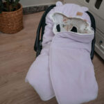 otulacz-do-fotelika-i-gondoli-magiczny-ogrod-liliowy