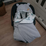 otulacz-do-fotelika-i-gondoli-pastelowe-misie-szare