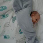 kocyk dla dziecka pastelowe misie szare