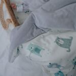 kocyk dla dziecka pastelowe misie szare