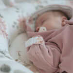 kombinezon-welurowy-dla-niemowlaka-magiczny-ogrod